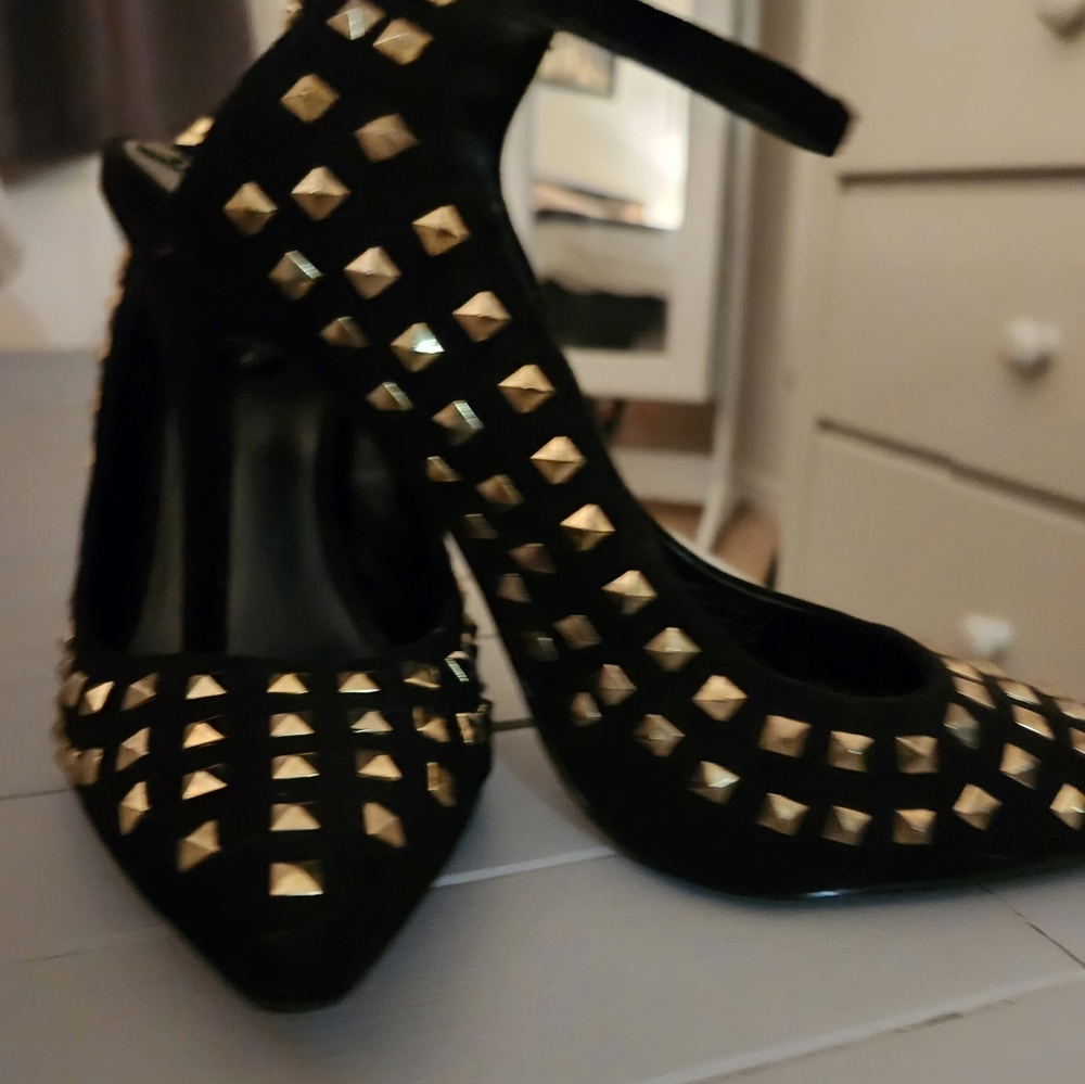 Heels - Picture 2 of 2